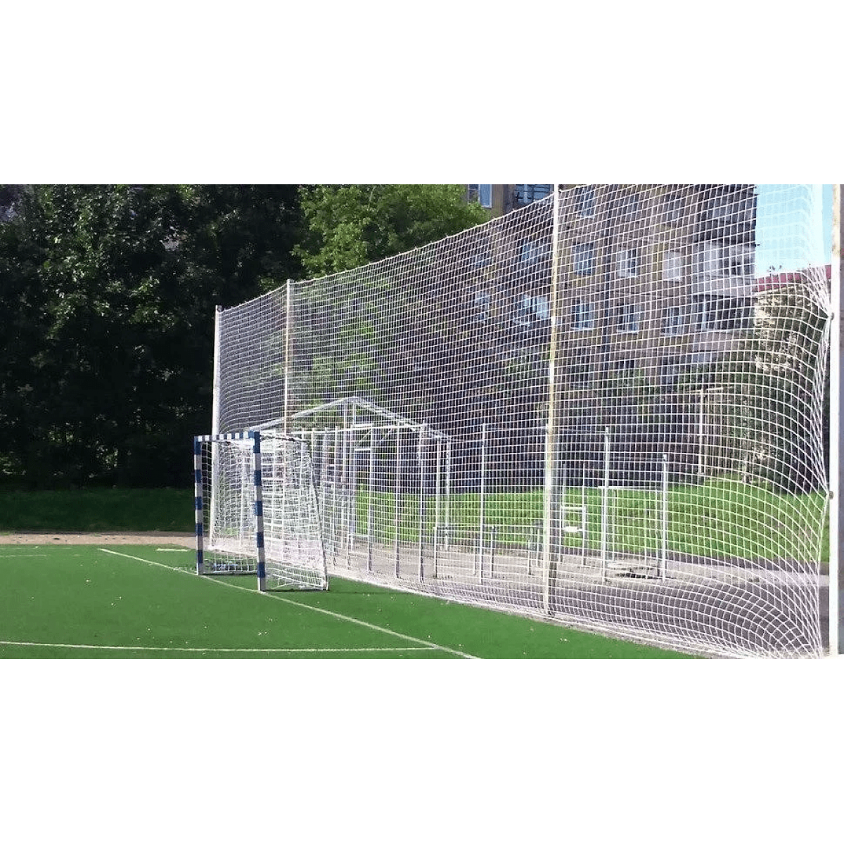 Сетка заградительная 100х100 для футбольного поля уличная. Сетка заградительная футбольная. Капроновая сетка для ограждения. Сетка заградительная 40х40 4 мм. Сетка заградительная 100х100 3.